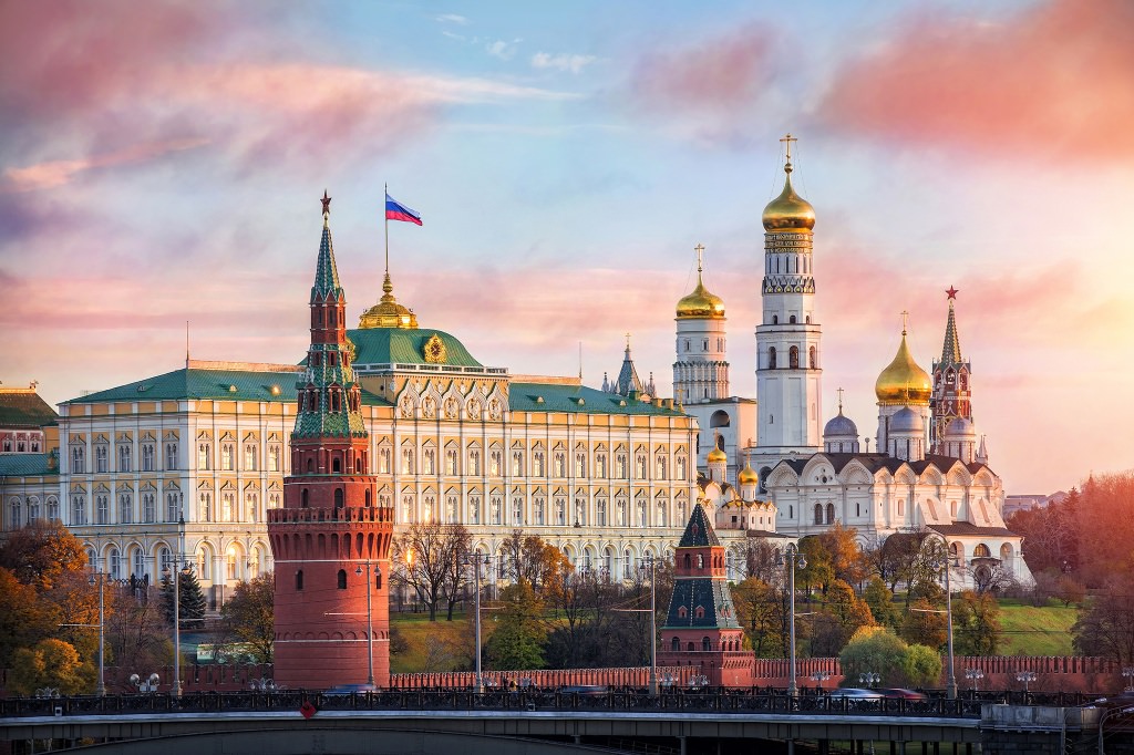 Moscow_Kremlin_and_the_Cathedral_of_Christ_the_Savior_eyJpZCI6IjEyNDM5IiwidyI6IjEwMjQifQ==_preview.j